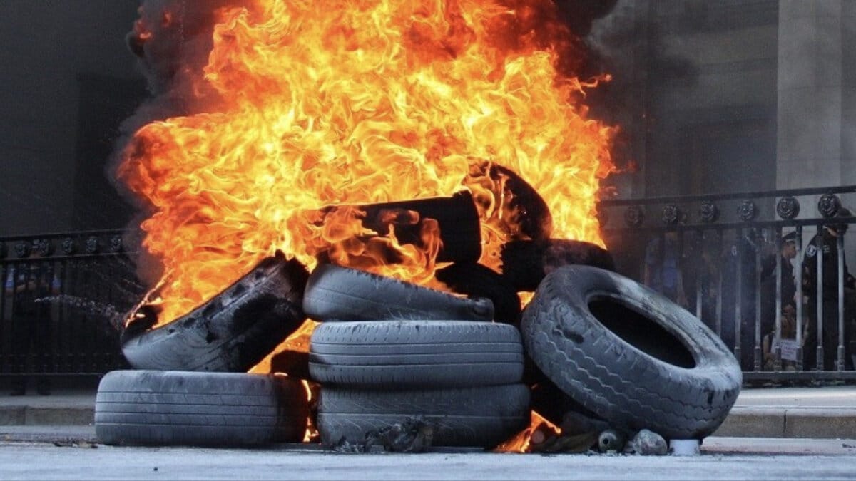 Две компании в Бишкеке оштрафовали за сжигание шин и выброс строительного мусора