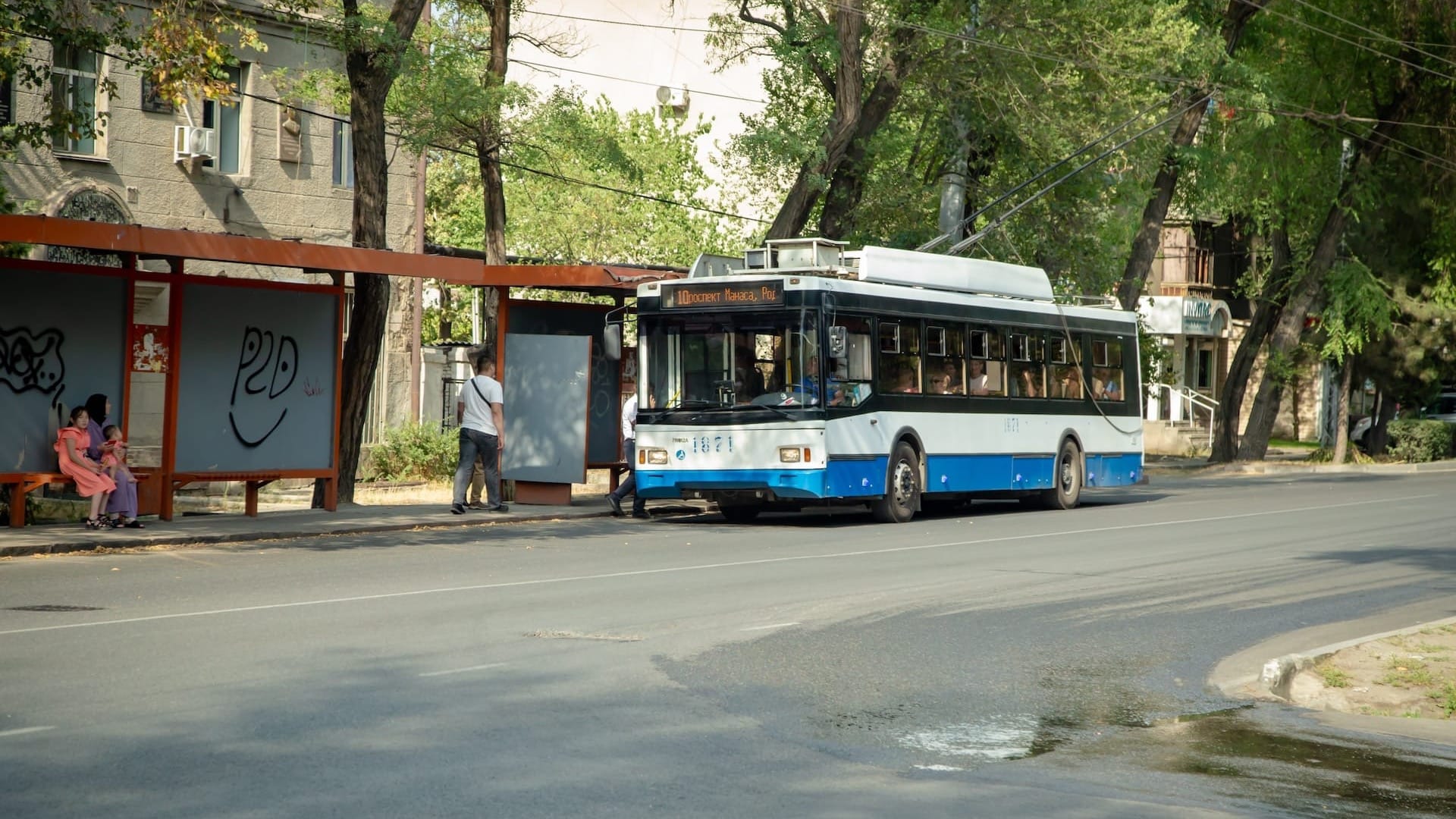 В Бишкеке временно приостановят движение троллейбусных маршрутов №11 и №17