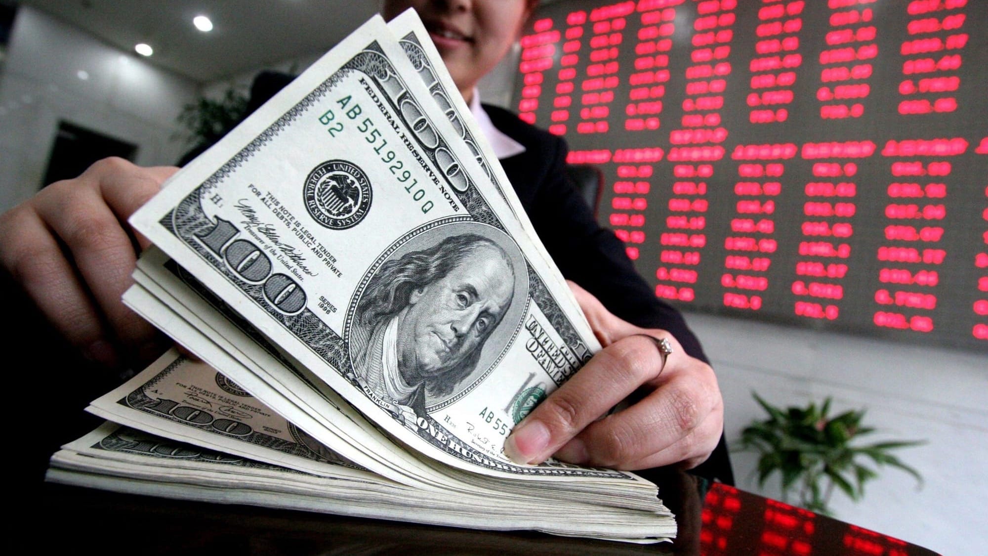 Нацбанк оштрафовал троих кыргызстанцев за незаконный обмен валюты