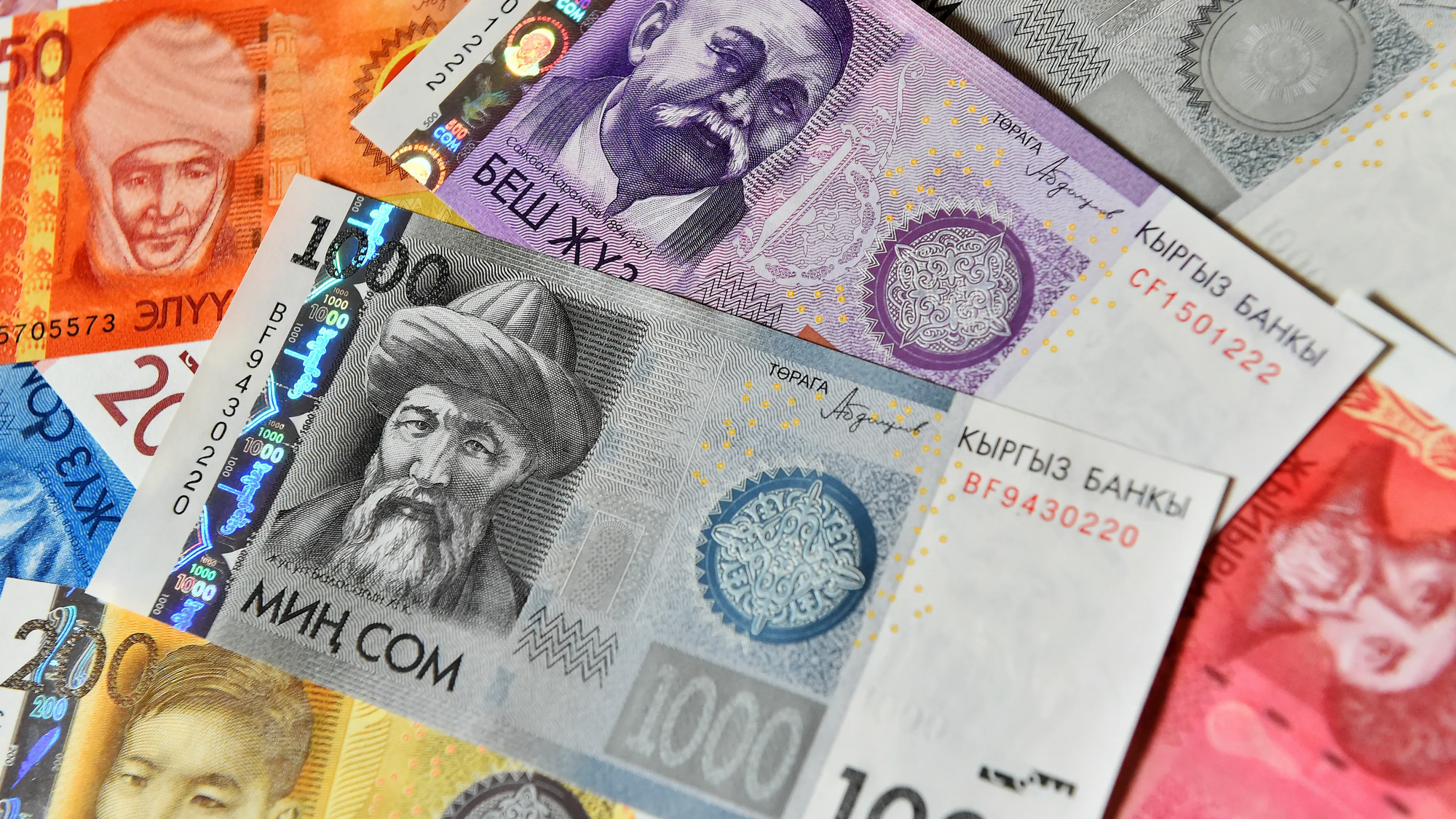 Отказ от доллара: Кыргызстан полностью перейдет на расчеты в сомах