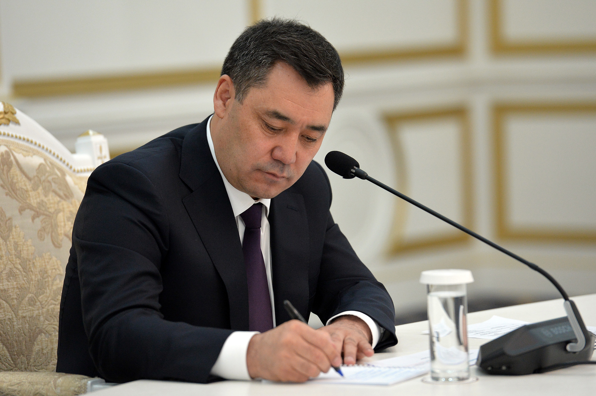 «Не допустим сомнительных действий» – Садыр Жапаров подписал закон об НКО