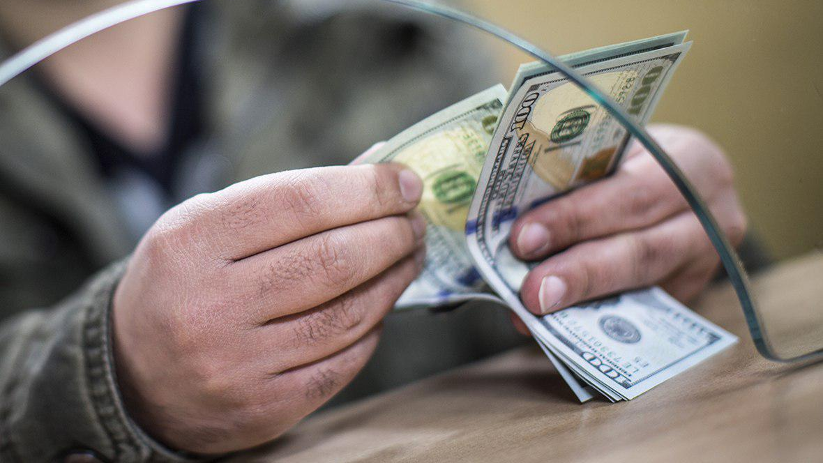 НБКР оштрафовал трех кыргызстанцев за незаконный обмен валюты