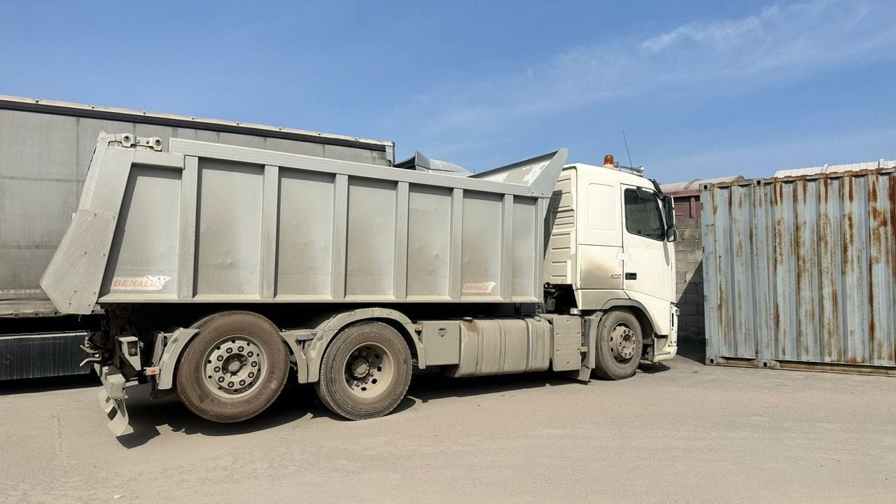 В Кыргызстан пытались ввезти самосвал с поддельным госномером – авто оформили в РК по заниженным ставкам