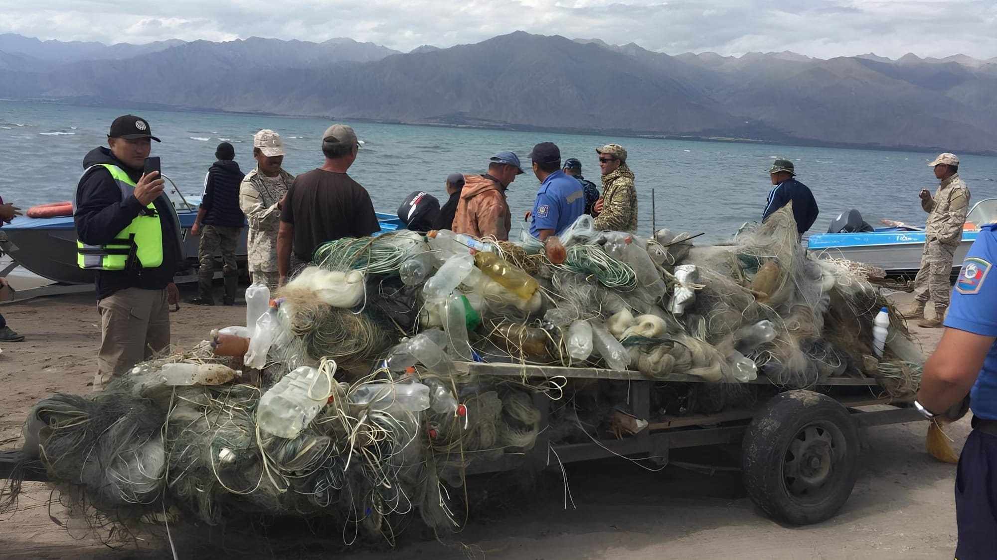 Из озера Иссык-Куль извлекли 22.5 тонны мусора и 218 тысяч метров рыболовных сетей