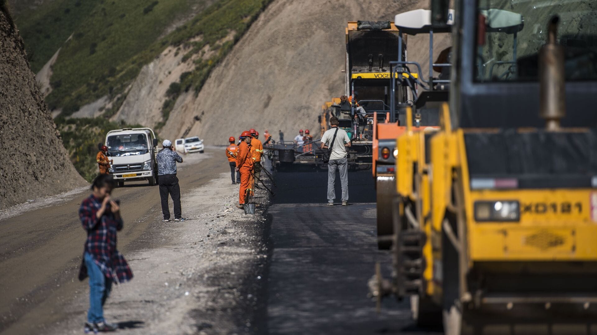 Ремонт дорог на Иссык-Куле завершат в мае, чтобы не портить турсезон