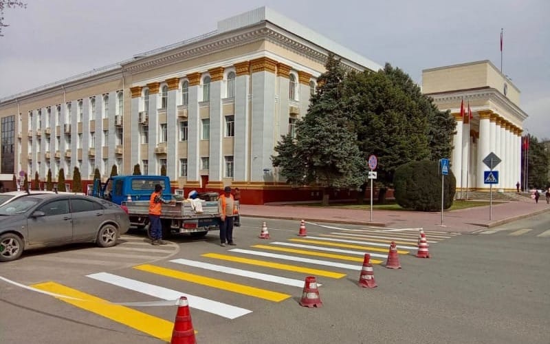 «Бишкекасфальтсервис» обновляет дорожную разметку в столице