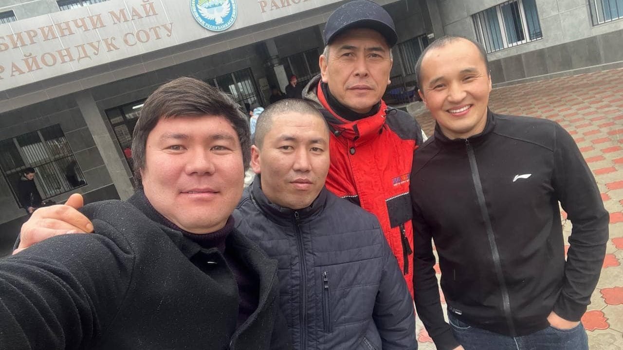 Четверых задержанных в Бишкеке журналистов отпустили под домашний арест