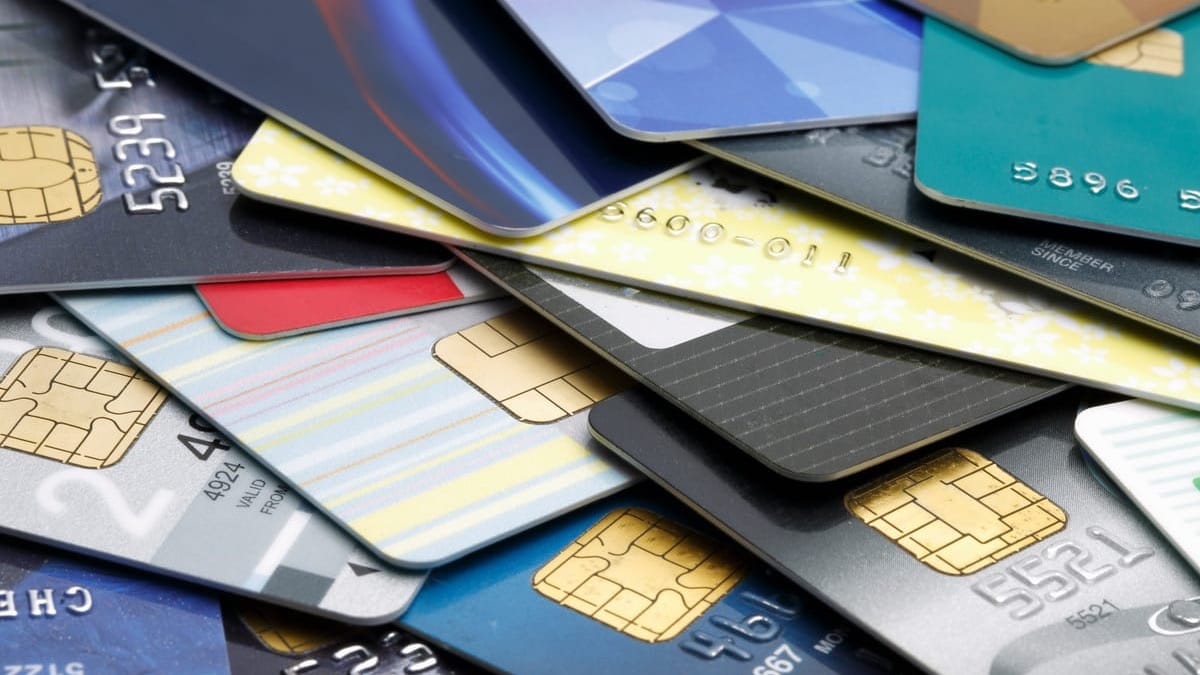 Микрофинансовые организации КР получат право на выпуск кредитных карт