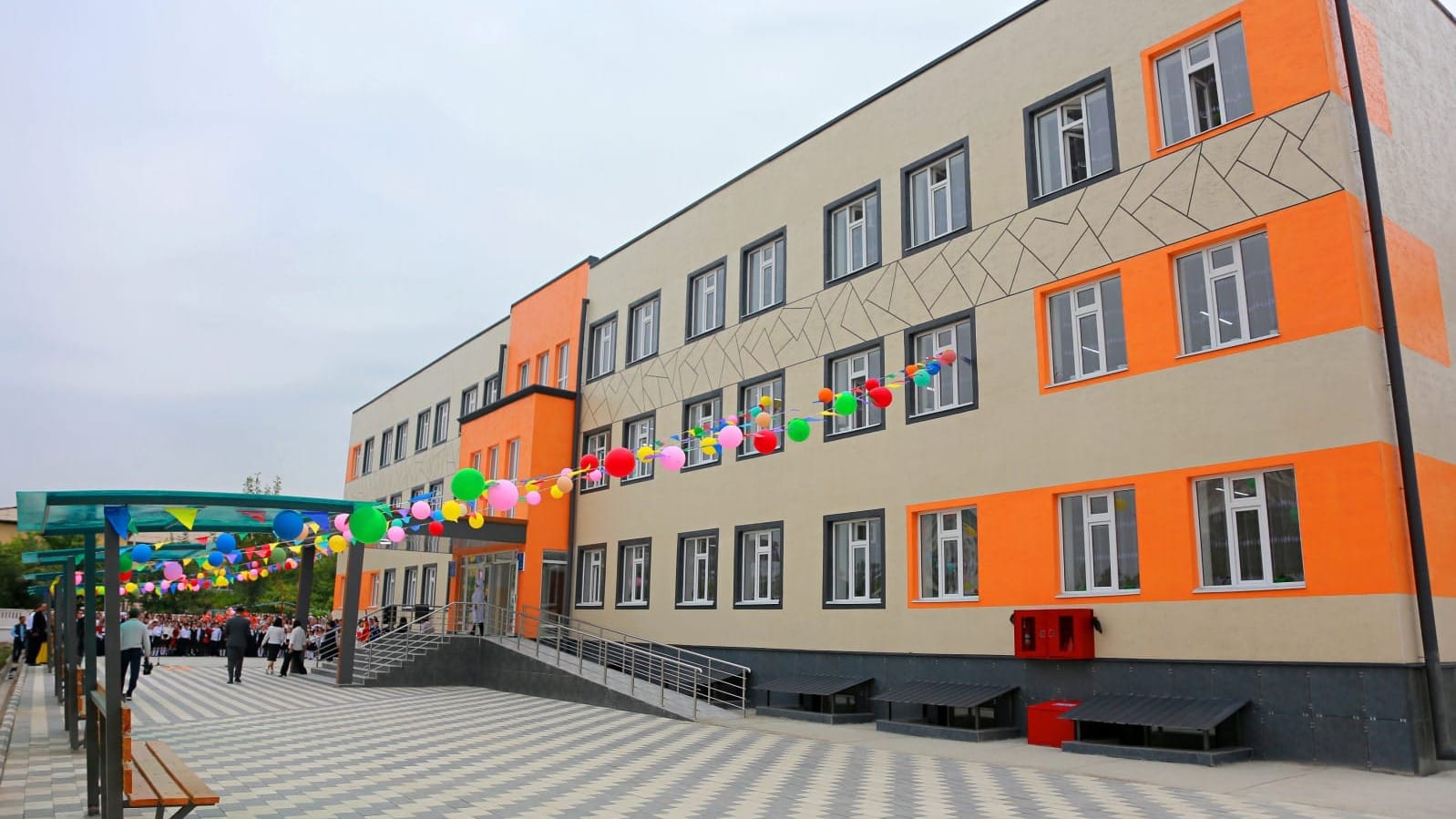За три года в Кыргызстане построили 315 новых школ