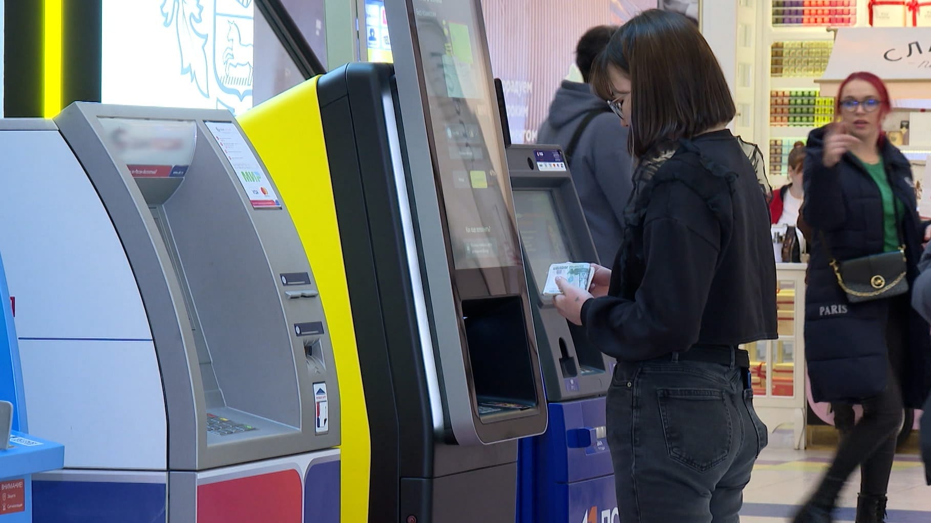 Банки КР обяжут повысить лимит на снятие налички в «чужих» банкоматах до 20 тысяч сомов