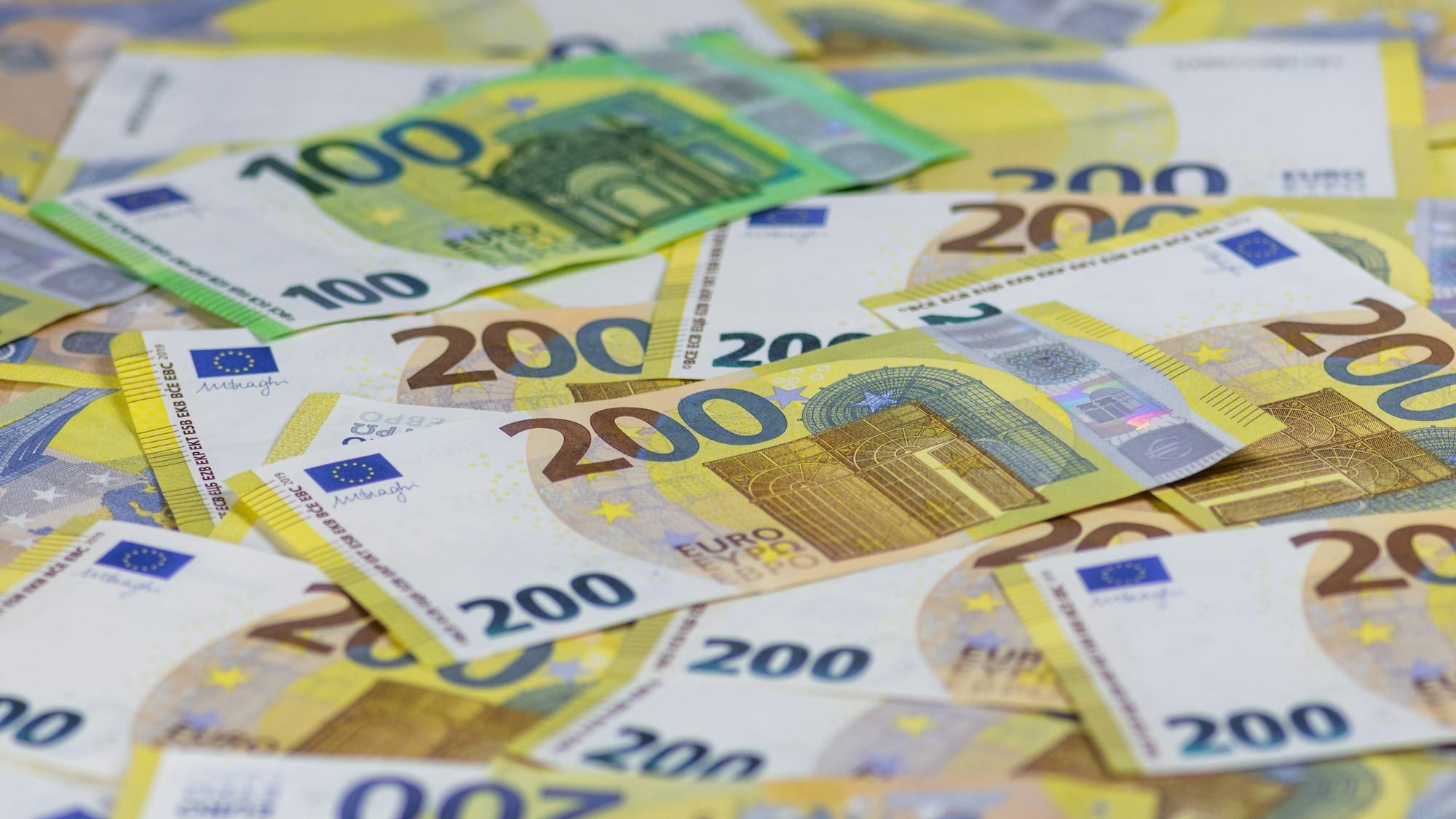 Курс валют на Моссовете: евро продолжает дешеветь
