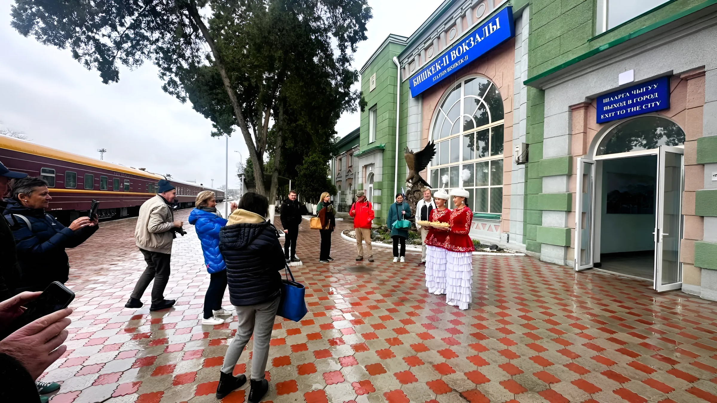 Европейские туристы прибыли в Кыргызстан на первом в этом году турпоезде