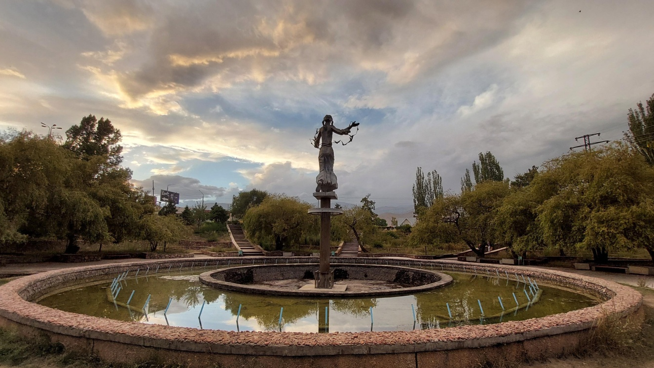 В Чолпон-Ате началась реконструкция центрального фонтана – ФОТО
