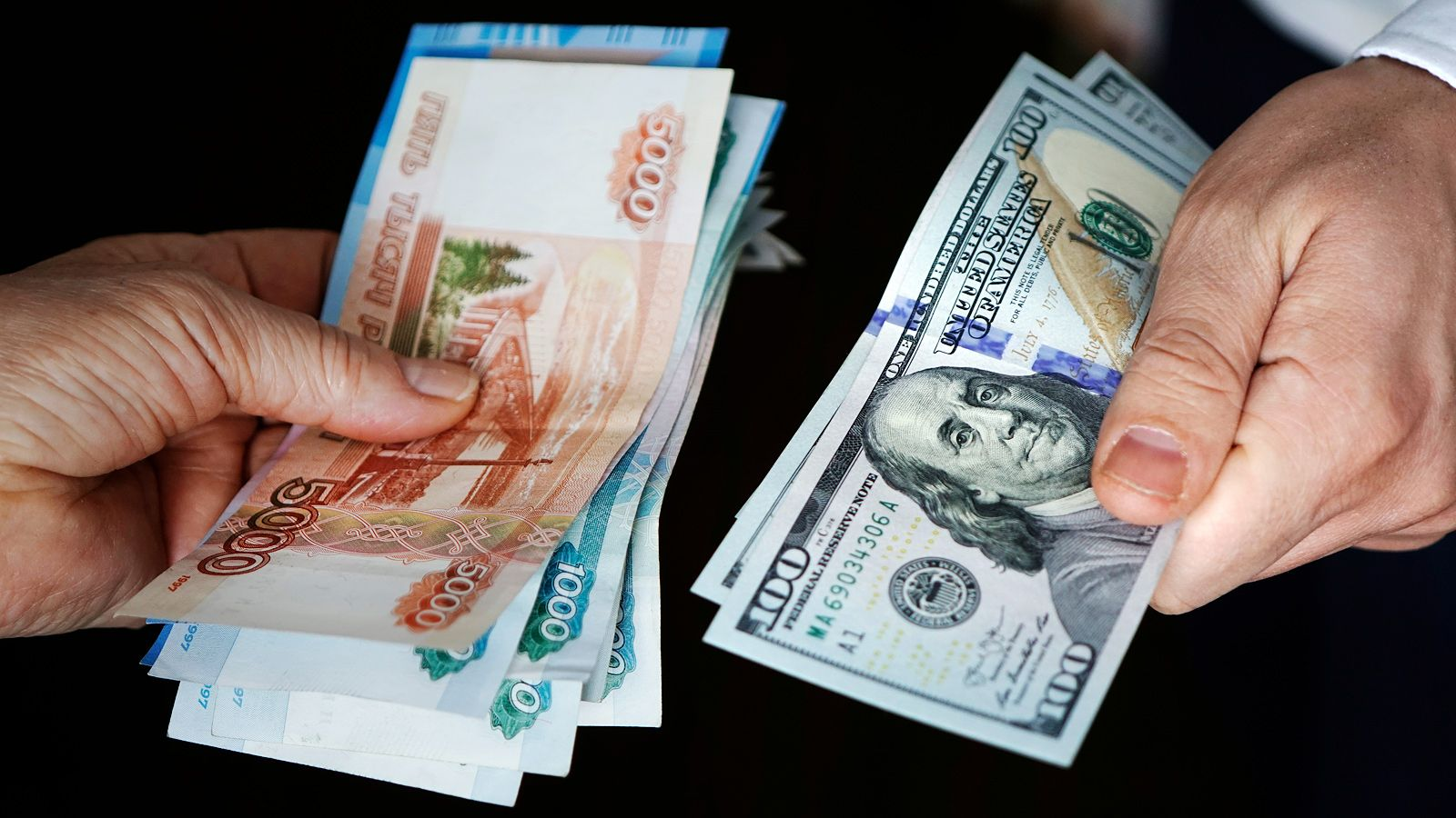 Курс валют на Моссовете: рубль дорожает, доллар незначительно ослаб