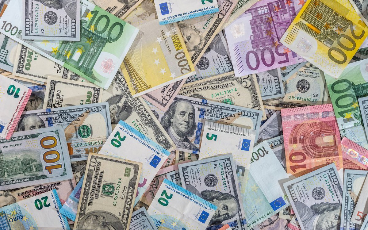 Курс валют на Моссовете: доллар и евро дешевеют, рубль незначительно просел