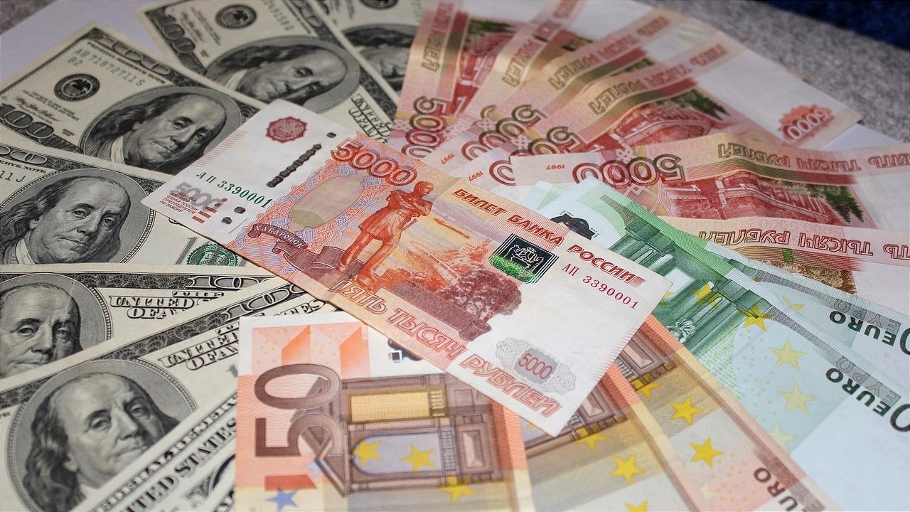 Курс валют на Моссовете: доллар и евро подешевели, рубль укрепился