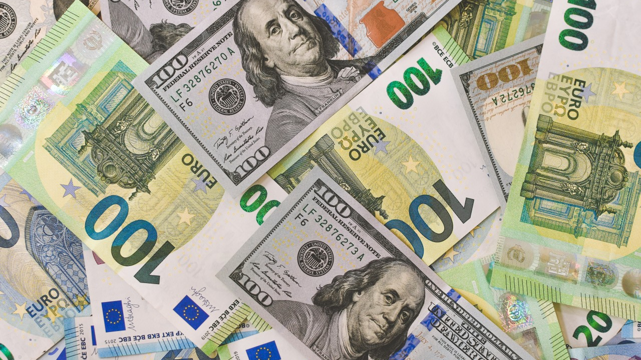 Курс валют на Моссовете: доллар и евро продолжают падать