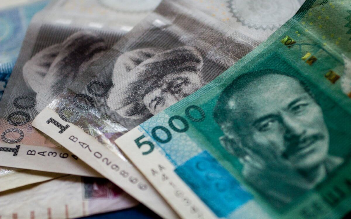 Сом укрепился к основным валютам, кроме доллара — официальный курс НБКР