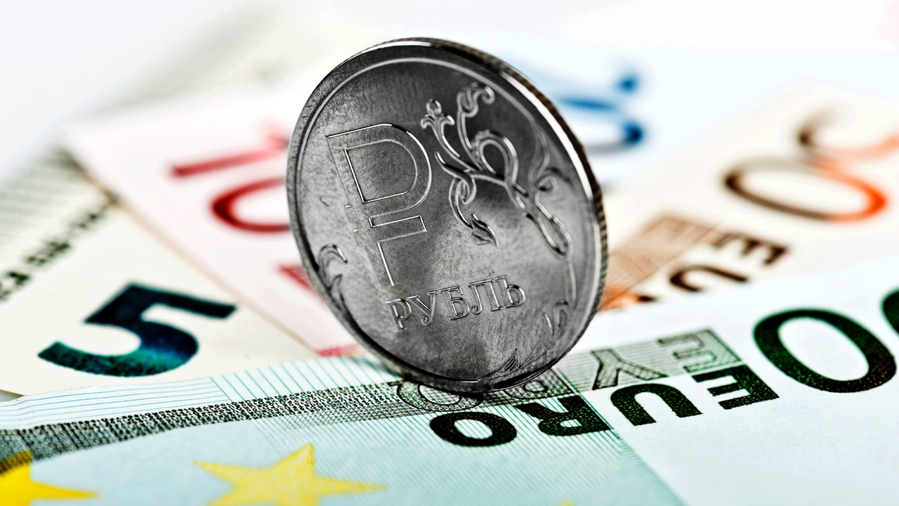 Курс валют на Моссовете: евро подорожал на 0.5 сома, рубль падает