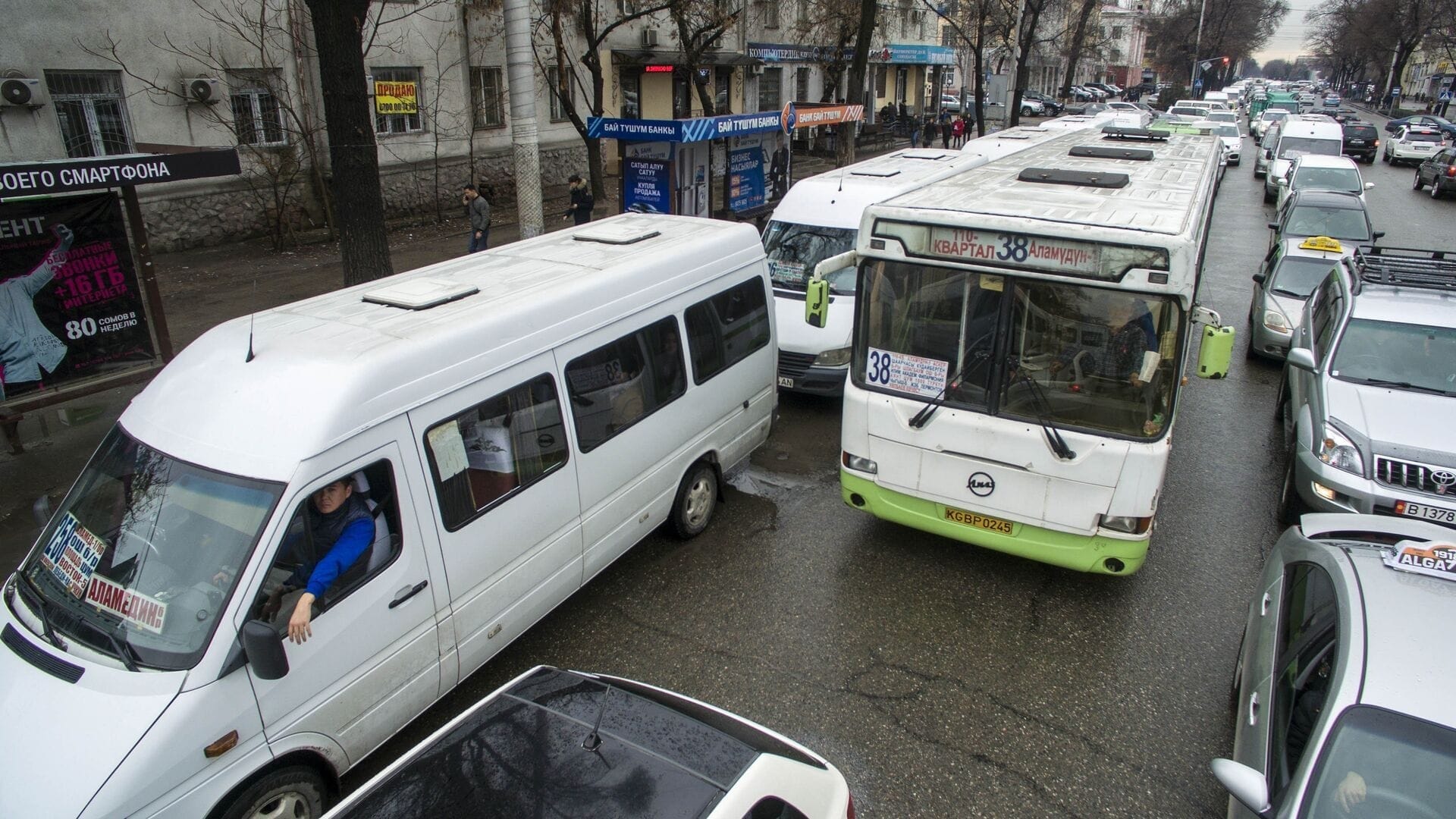 Сотрудникам мэрии Бишкека поручили ездить на общественном транспорте каждый вторник и четверг