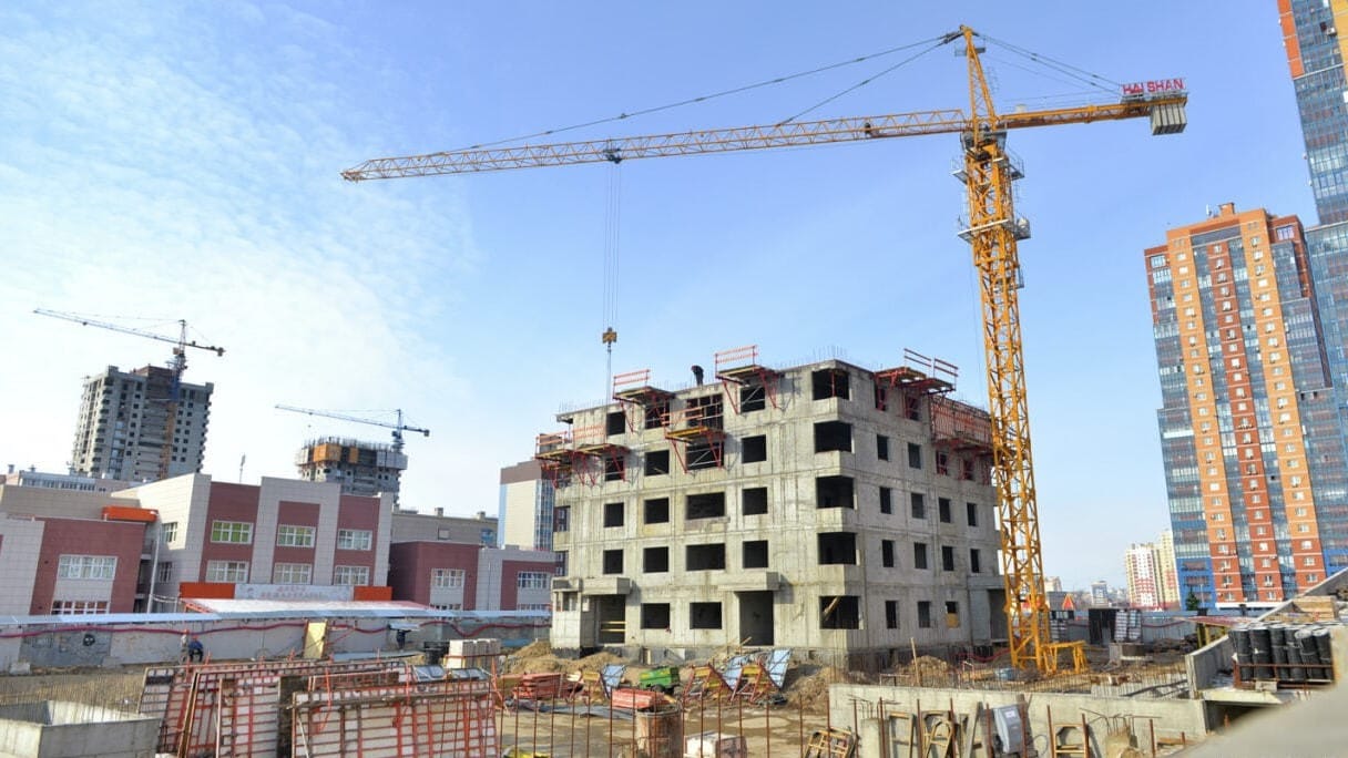 В Бишкеке приостановили строительство 14-этажного дома