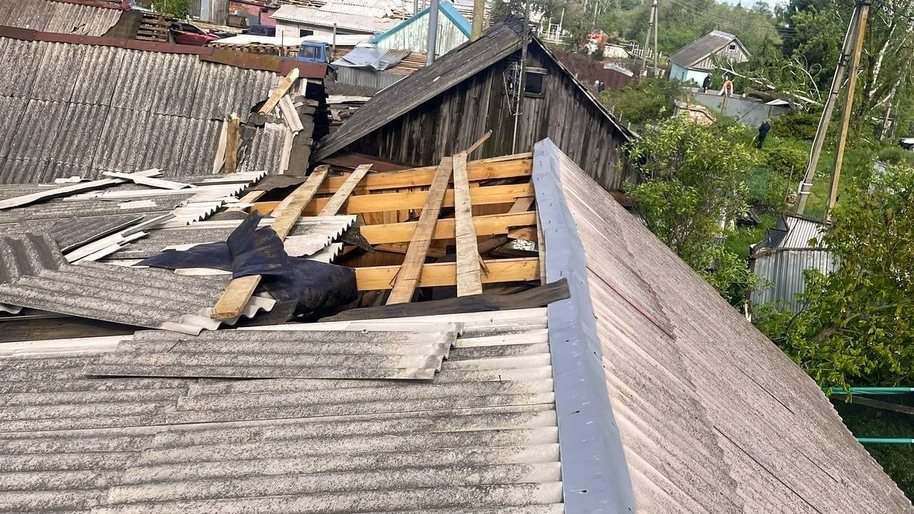 Последствия шквалистого ветра в Нарынской области: четыре пострадавших, 42 поврежденных объекта