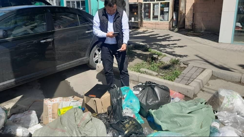 В Бишкеке магазины, бильярдный клуб и аптека выкидывали мусор на проезжую часть – их оштрафовали