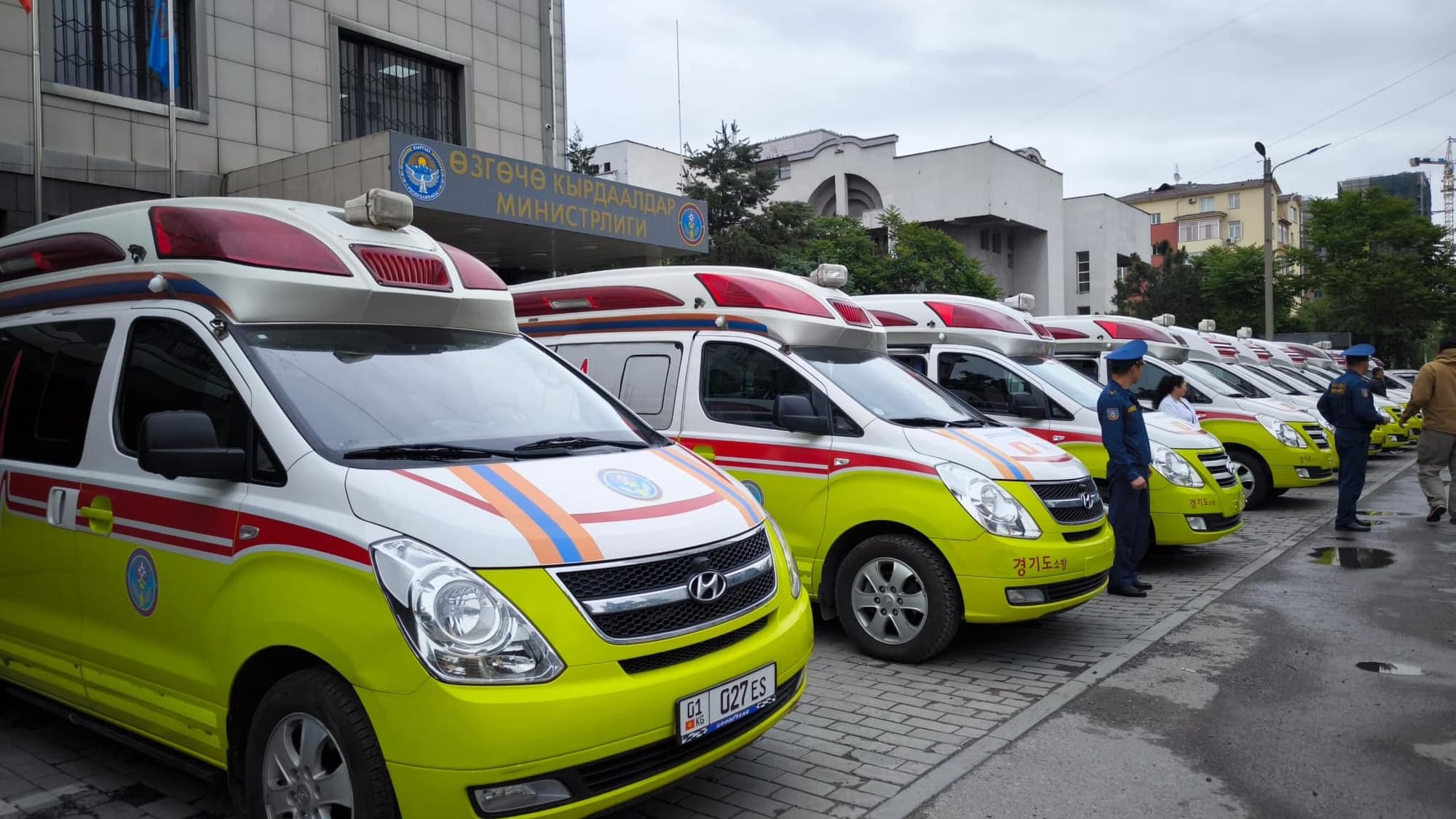 Южная Корея передала МЧС Кыргызстана машины скорой помощи