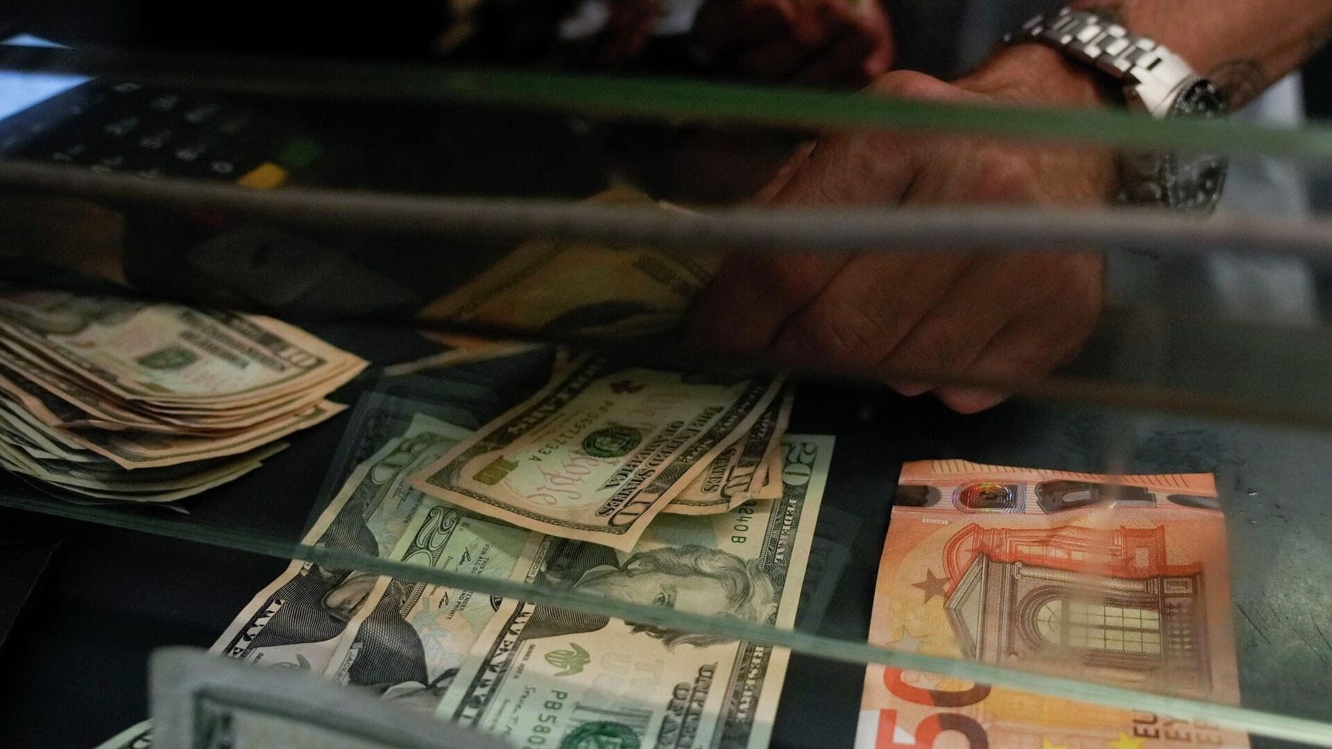 В Оше десять человек получили штрафы за нелицензированный обмен валюты