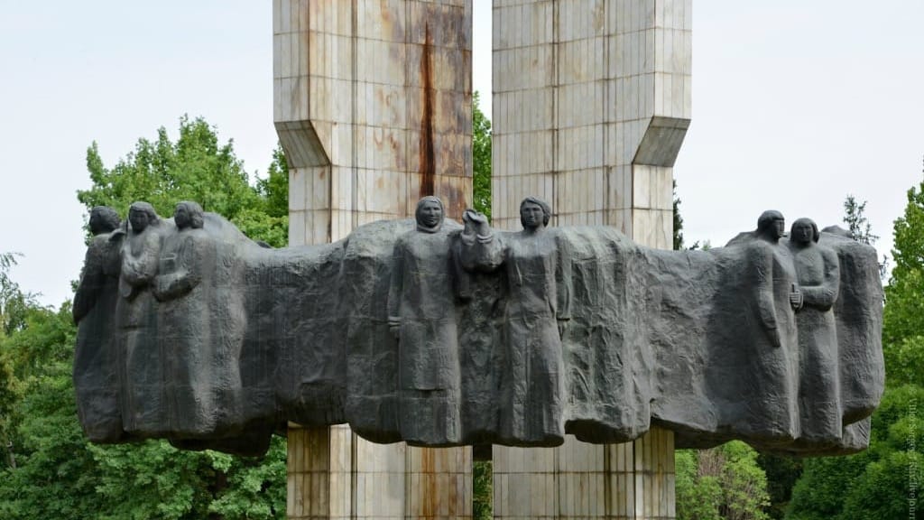 В Бишкеке за 32 млн сомов хотят отремонтировать монумент Дружбы народов