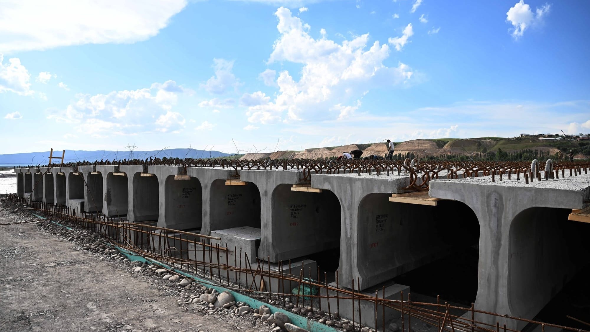 На объездной вокруг Узгена завершают строительство двух крупных мостов