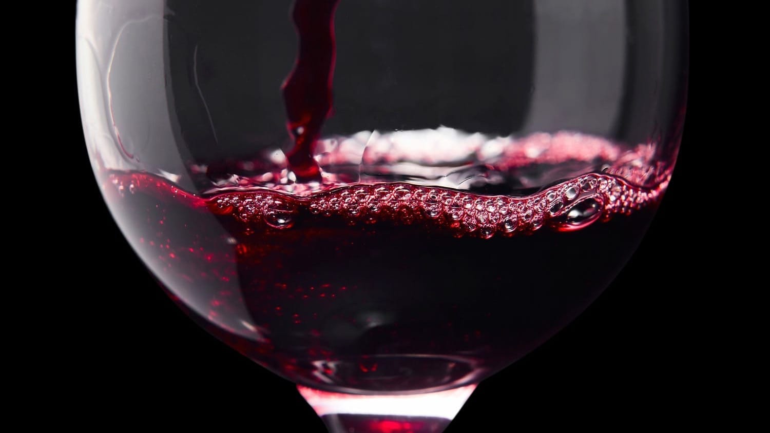 Налоговая служба КР изъяла более 2 тысяч литров вина без акцизных марок