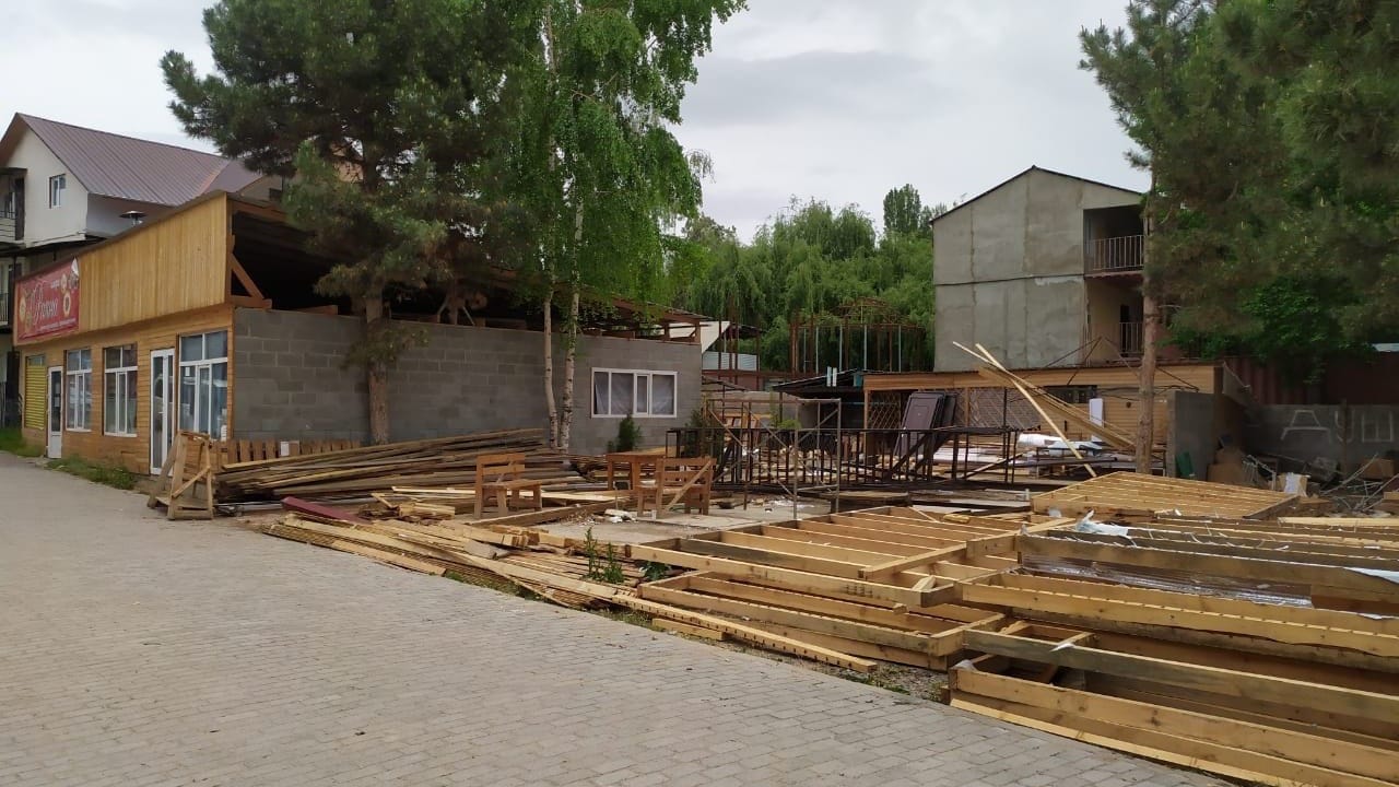 На Иссык-Куле владельцы бизнеса сносят незаконные объекты