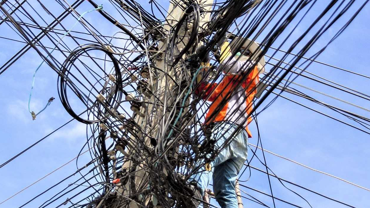 «Сделаем красиво». В мэрии Бишкека объяснили, почему на ремонтируемых улицах срезают интернет-кабели