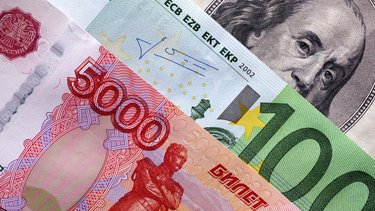 Доллар и евро подешевели к сому — актуальный курс валют на 10 июня