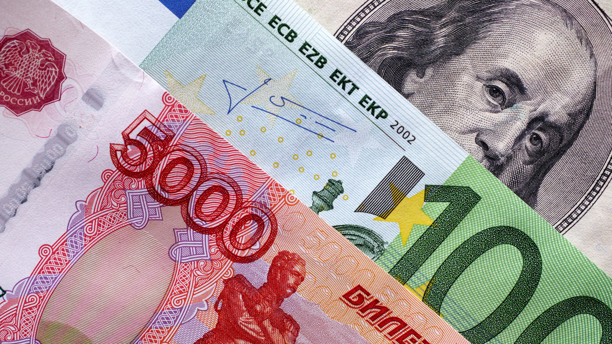 Рубль укрепился на 1.2%, остальные валюты просели — официальный курс НБ КР на 28 июня