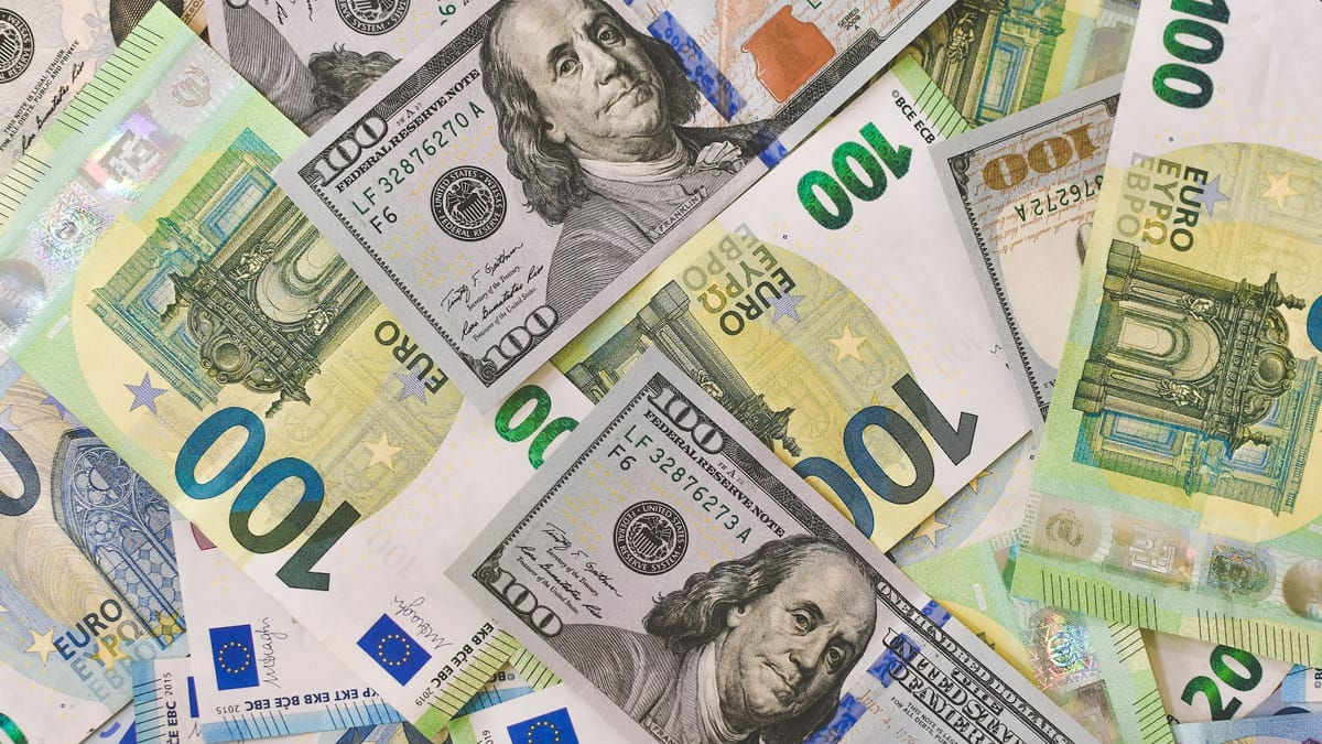 Сом просел к евро и доллару — курс валют НБ КР на выходные