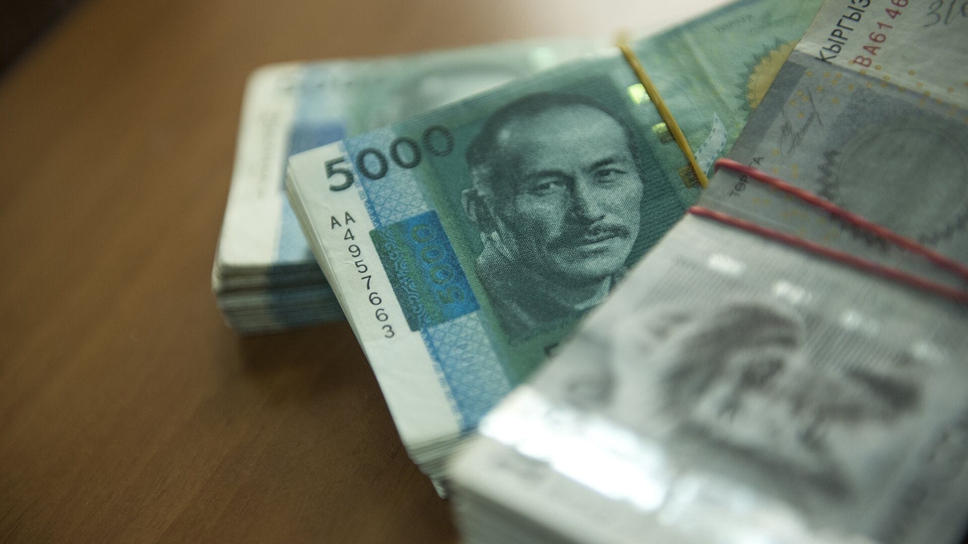Средняя зарплата кыргызстанцев достигла 34.3 тысячи сомов