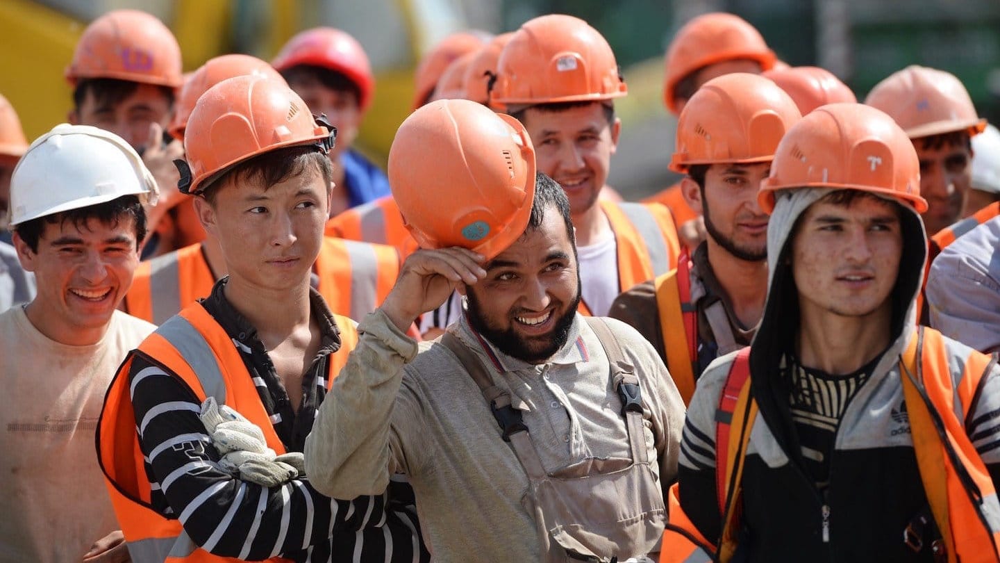 Кыргызстан сократил число трудовых мигрантов на 300 тысяч – Эдиль Байсалов