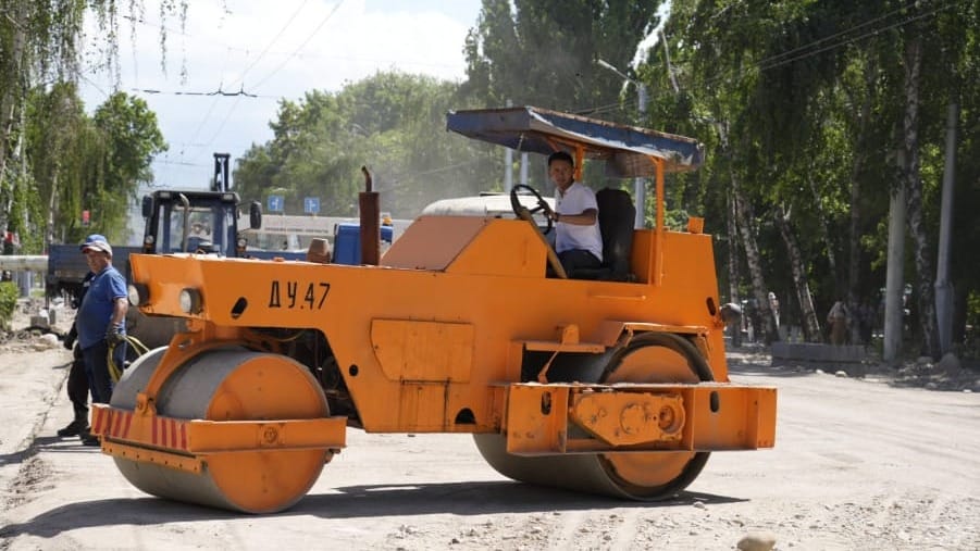Мэрия Бишкека обещает завершить ремонт отрезка дороги по Ахунбаева до Малдыбаева к 15 июня
