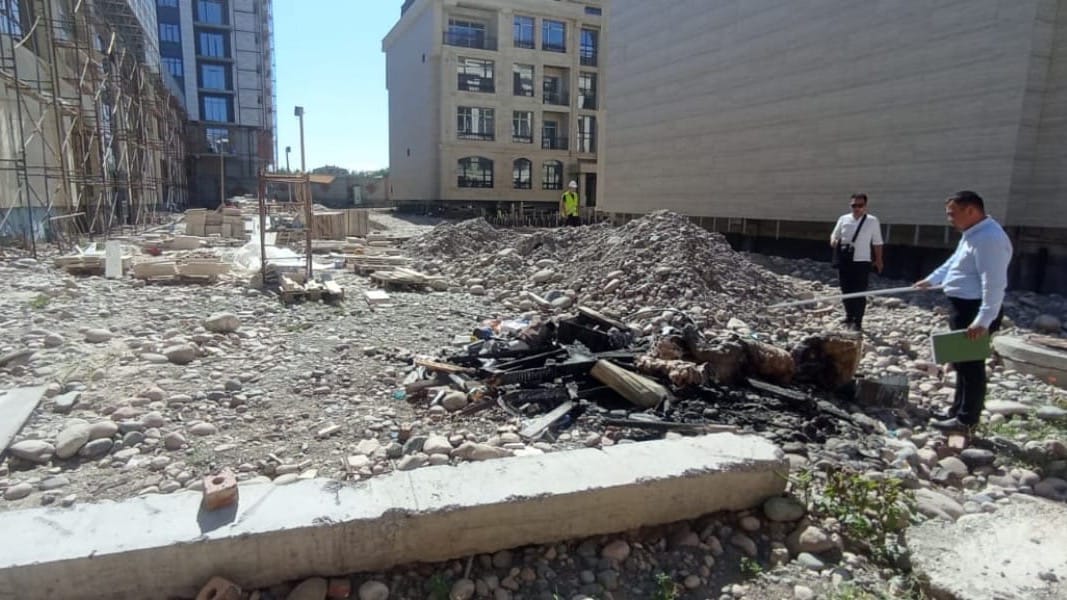 В Бишкеке оштрафованы стройкомпании за сжигание мусора и антисанитарию