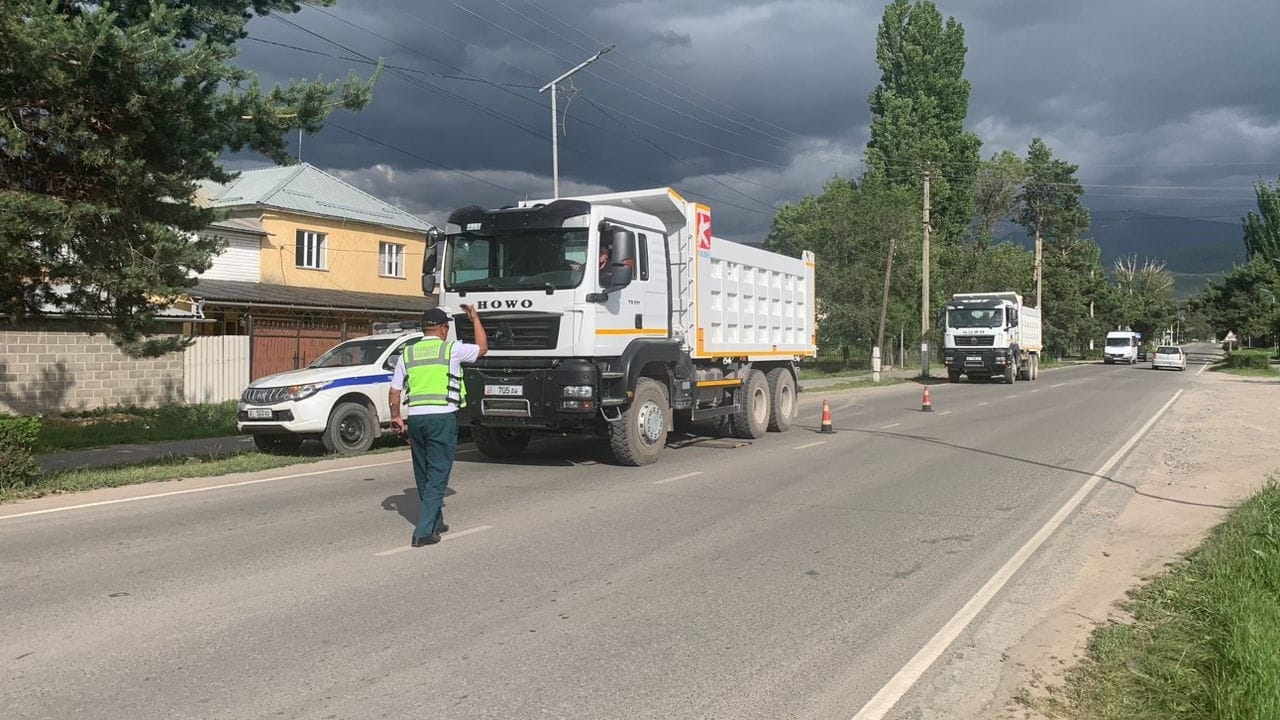 В Иссык-Кульской области водителей фур оштрафовали за перегруз на 35 тысяч сомов