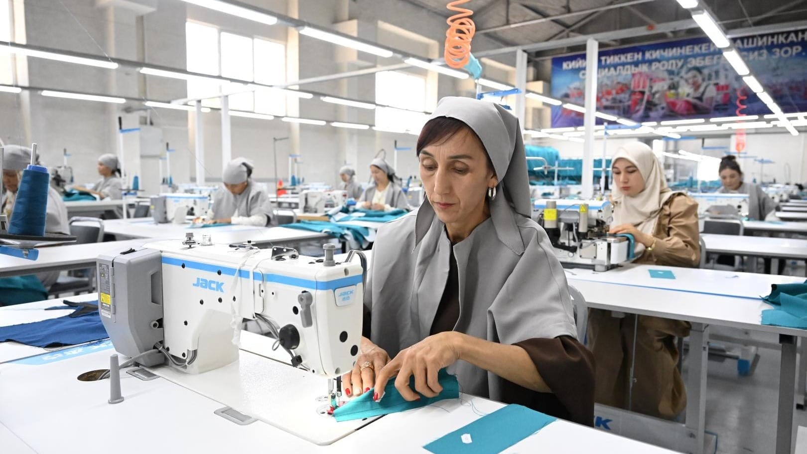 Предпринимательница в Джалал-Абадской области купила заброшенный 33 года назад завод и открыла швейную фабрику