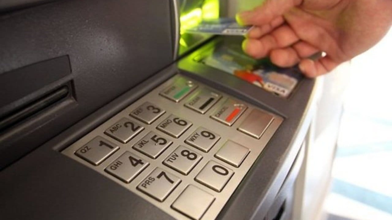 Лимит на снятие наличных в «чужих» банкоматах повышен до 20 тысяч сомов