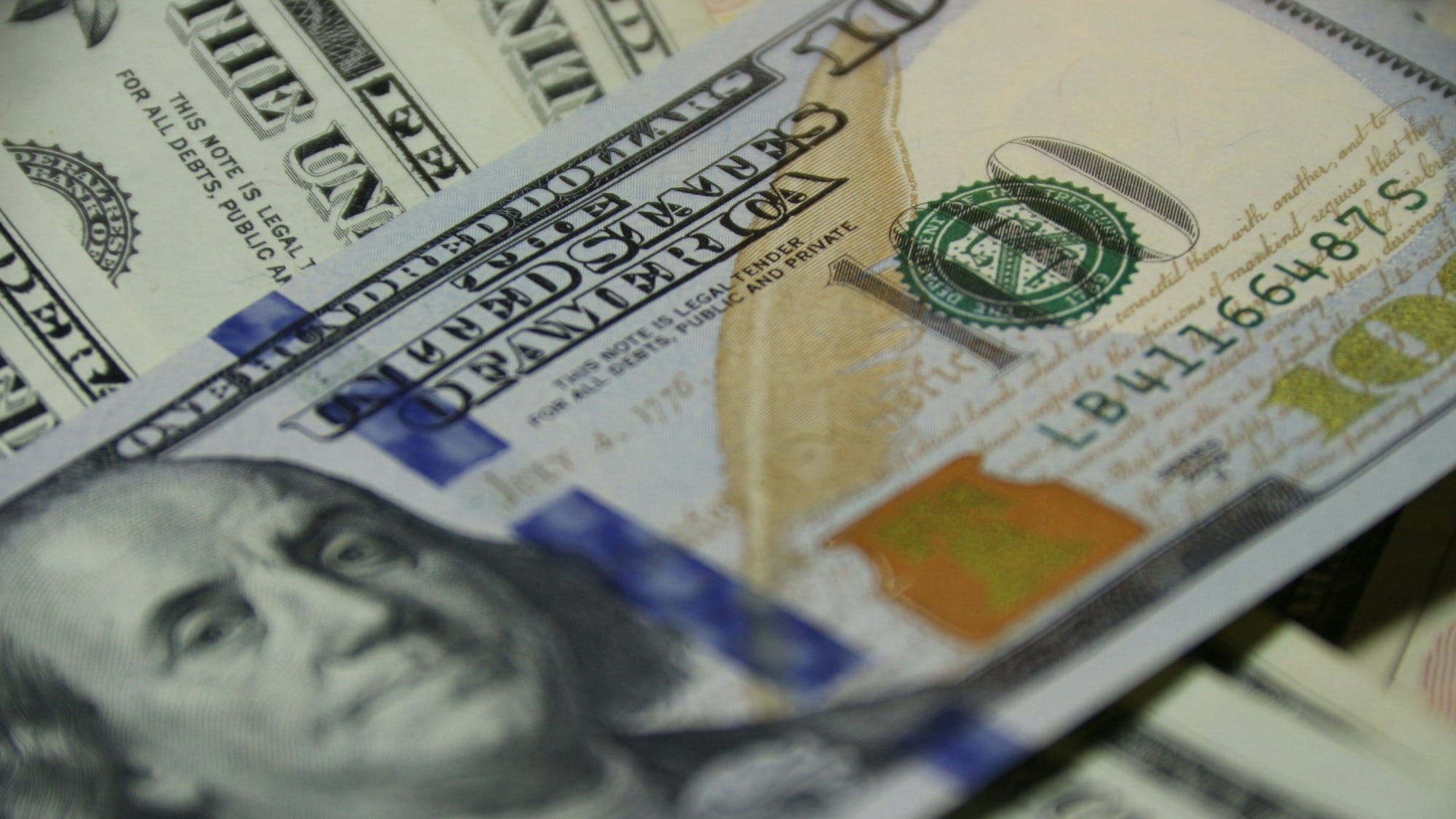 Сколько стоят доллар и евро в обменках Моссовета? Актуальный курс на 7 июня