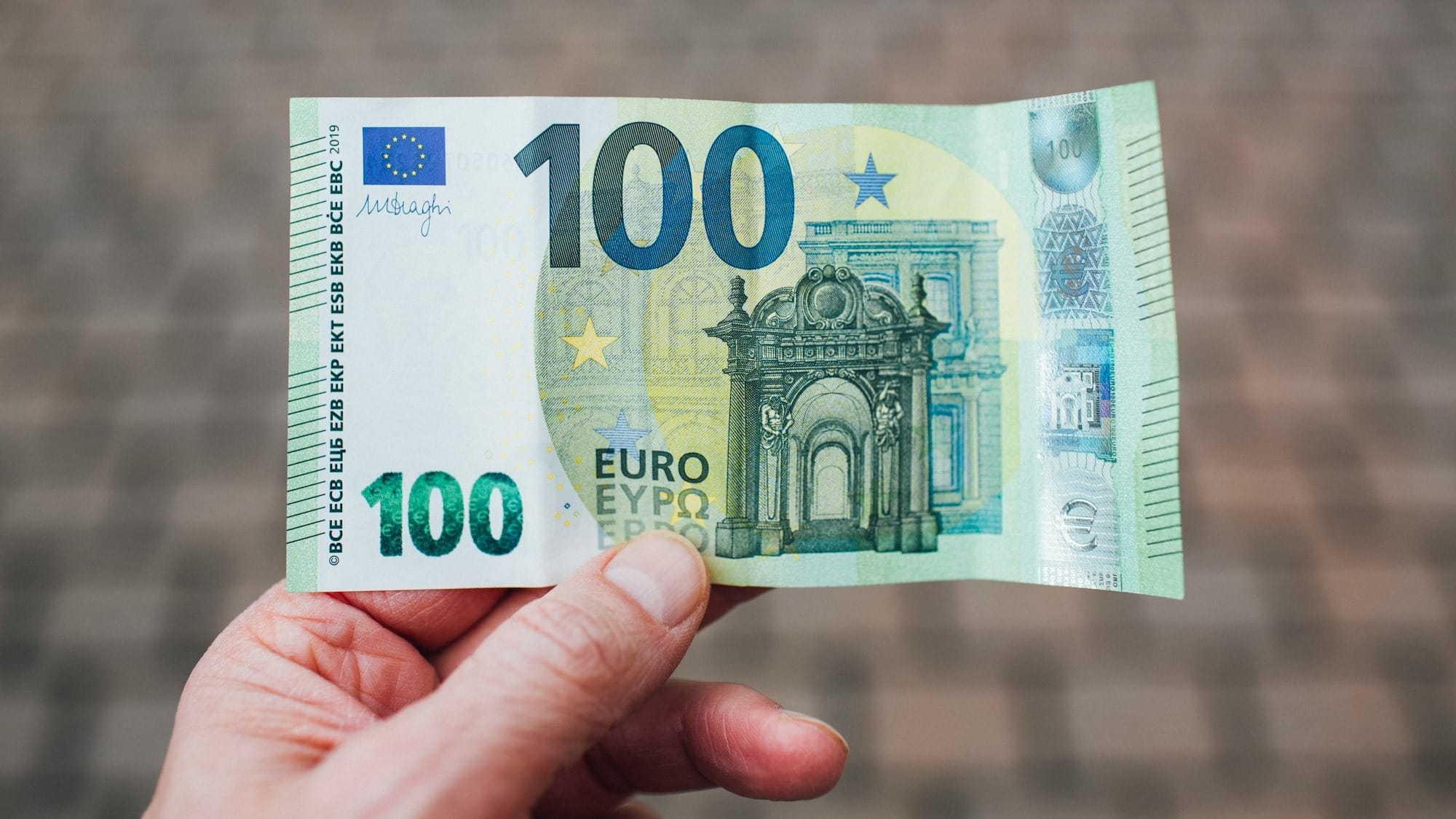 Евро и рубль незначительно укрепились к сому — официальные курсы НБКР