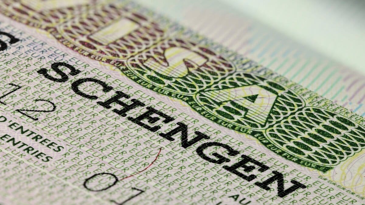 С 11 июня для кыргызстанцев подорожает шенгенская виза