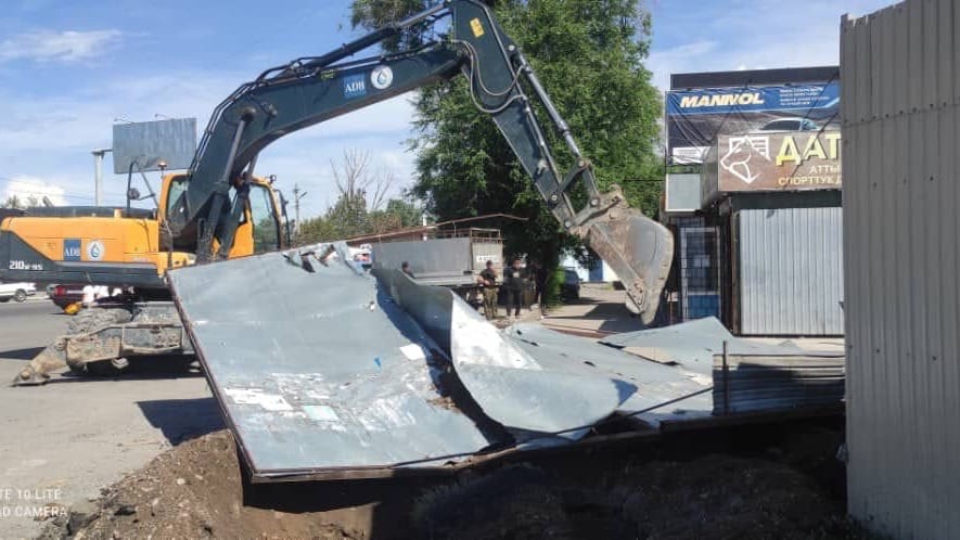 В трех областях Кыргызстана проводят демонтаж незаконных объектов