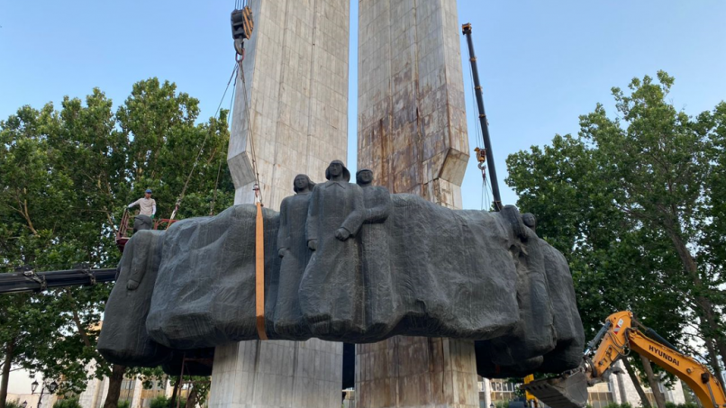 В Бишкеке реставрируют монумент Дружбы народов на площади «Ала-Тоо»