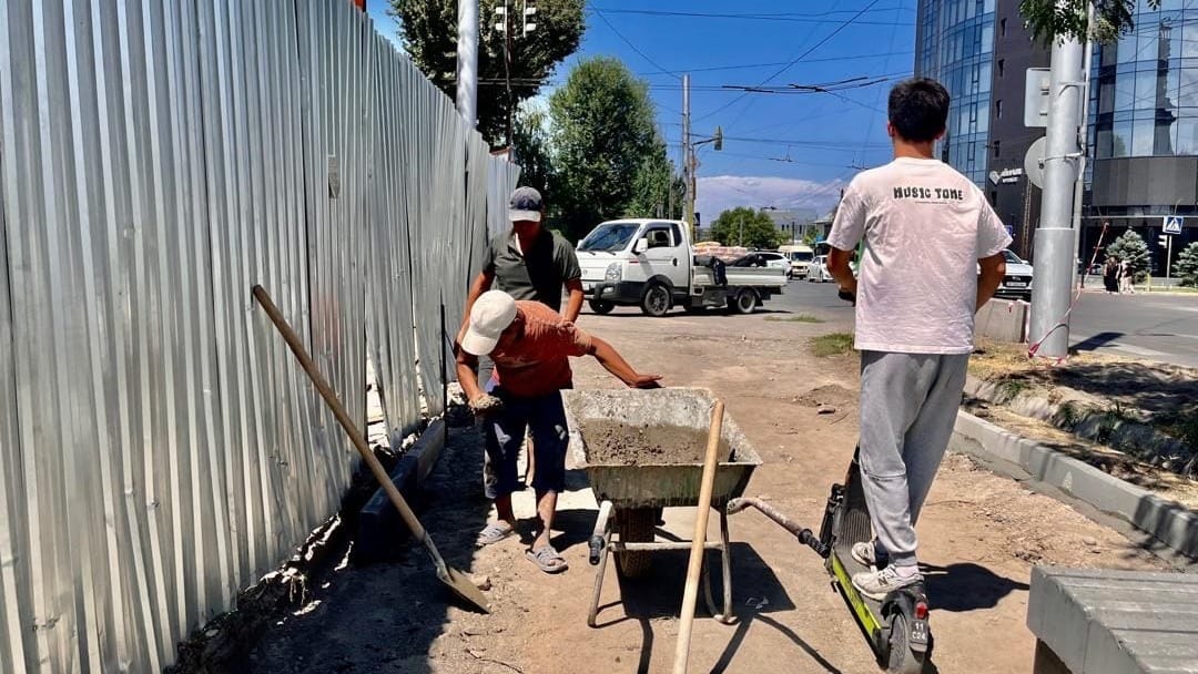 В Бишкеке вдоль улицы Фрунзе ремонтируют тротуары